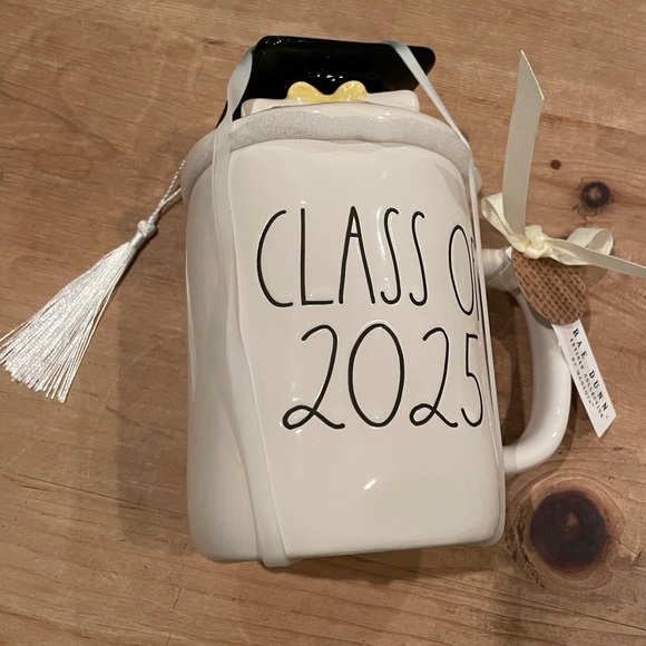 NWT Rae Dunn Artisan Collection Ceramic Class of 2025 Graduation Cap Mug tassle - Picture 1 of 6